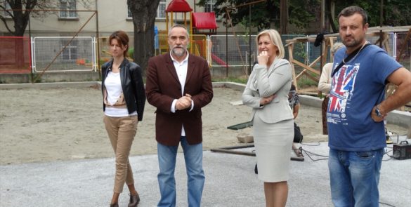 ПРВА ДАМА СРБИЈЕ У ОБИЛАСКУ РАДОВА НА УРЕЂЕЊУ  ШКОЛСКОГ ДВОРИШТА