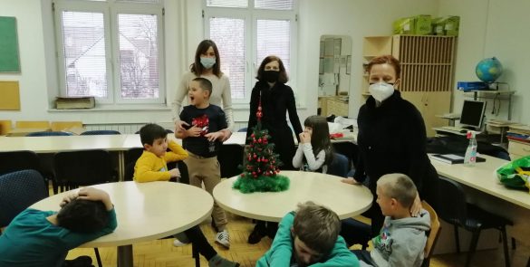 Ђаци прваци окитили јелке