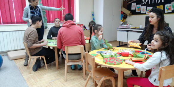 ПРИПРЕМА УКРАСА ЗА ЈЕЛКУ У ДВОРИШТУ