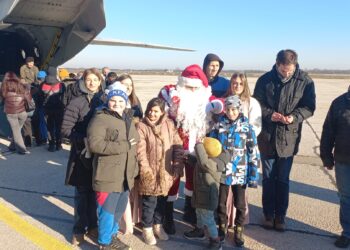 „Слетање Деда Мраза и Добре виле“ на аеродрому Батајница